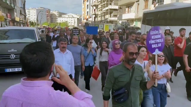 Van’da kayyım protestoları; kitle polis ablukası altında DEM Parti İl binasına doğru yürüyüşe geçti