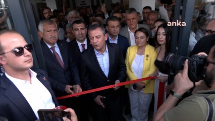 Скачать видео: Özgür Özel, Adana’da... Özel: “CHP il binaları herkesin baba evidir. Hangi partiden olursa olsun başı sıkışanın, dara düşenin koşup geleceği yerlerdir