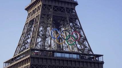 La Torre Eiffel se engalana con los aros de los Juegos Olímpicos 2024
