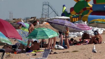MANY PEOPLE ON THE BEACH / ARABATSKAYA STRELKA / SEA OF AZOV, UKRAINE