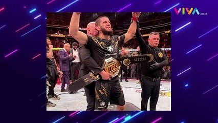 Juara UFC Salat dan Doa di Atas Bendera Palestina