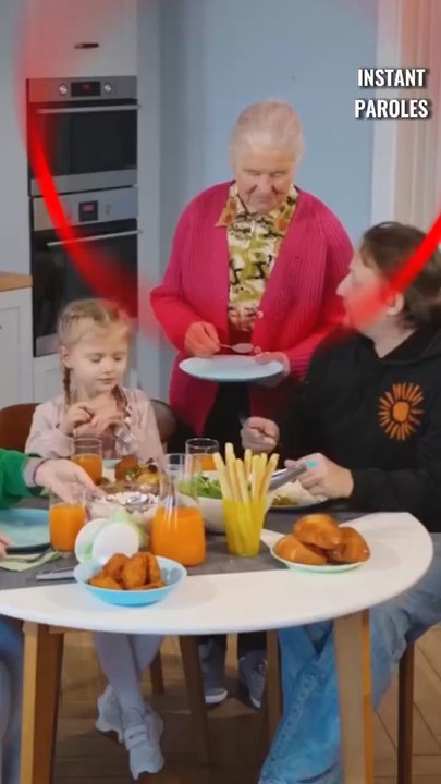 Cette grand-mère est mise à l’écart lors d’un repas de famille puis reçoit un précieux soutien