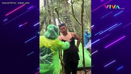Pria Ini Ujan-Ujanan Pakai "Lingerie" Saat Naik Gunung