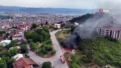 Yol kenarına bırakılan atıklar yangına sebep oldu