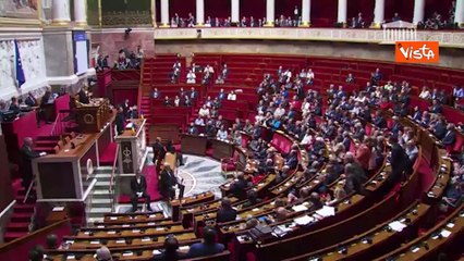 La standing ovation per Zelensky al Parlamento francese