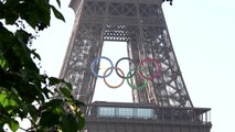 Paris 2024 - Les anneaux olympiques installés sur la Tour Eiffel