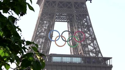 Paris 2024 - Les anneaux olympiques installés sur la Tour Eiffel