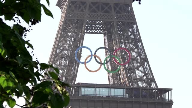 Paris 2024 - Les anneaux olympiques installés sur la Tour Eiffel