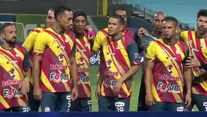 Ronaldinho Gaúcho é recebido com festa em Caracas para a Liga Monumental