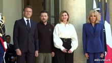 Ucraina: Zelensky arrivato all'Eliseo, accolto da Macron