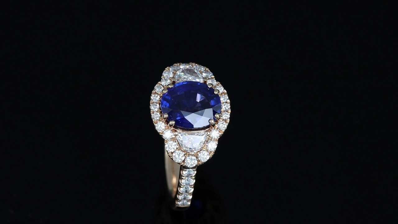 Anello con zaffiro certificato e due diamanti taglio mezzaluna della collezione Prestige realizzato dalla Gioielleria Casavola di Noci
