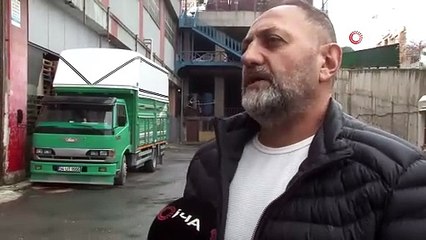 Kontrolden çıkan tır işyeri bahçesine düştü