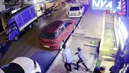 Okuldan çaldıkları bilgisayarı satmak istediler. Esnafın dikkati sayesinde yakalandılar