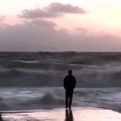 Fırtınaya aldırmadan dalgaların içinde duran kişi yürekleri sızlattı. Kim bilir ne derdi var