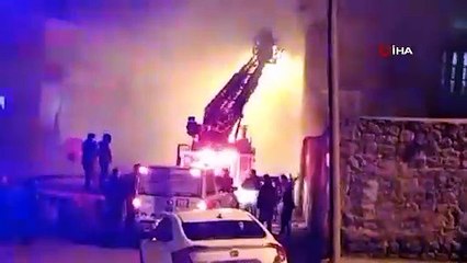 3 katlı binada yangın çıktı. Bina kullanılamaz hale geldi