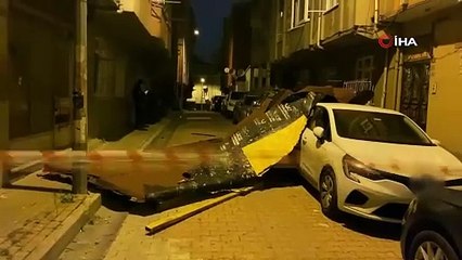 İstanbul'da fırtına: Binanın çatısı uçtu