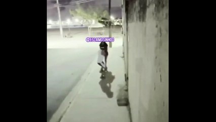 Çantasını çalmaya çalışan kapkaççının dudaklarına yapışan kadını videosu viral oldu