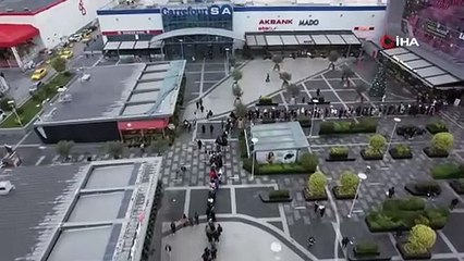 AVM önündeki kuyruğun ucu bucağı yok.Haberi alan koştu “her türlü savaşa hazırım” dedi