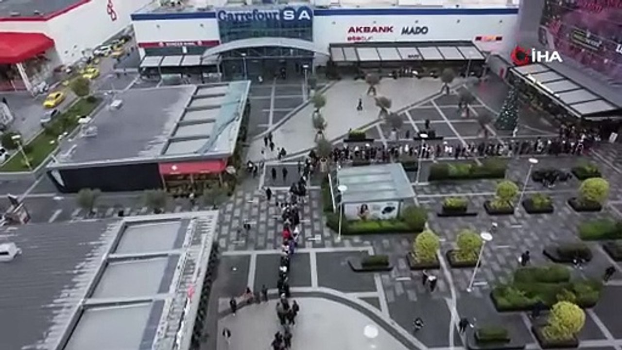 AVM önündeki kuyruğun ucu bucağı yok.Haberi alan koştu “her türlü savaşa hazırım” dedi