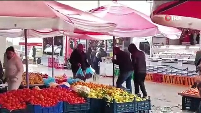 Pazarcı esnafının yağmur ve şiddetli rüzgarla imtihanı