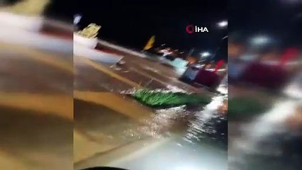 İzmir'de fırtına etkili oldu: Deniz taştı, sirenler çaldı