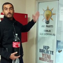 Bir vatandaş AK Parti İlçe Başkanlığı'na Coca Cola dökerek protesto etti