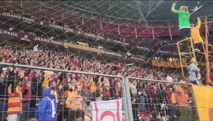 Galatasaraylı taraftarlardan tüyleri diken diken eden tezahürat. Stat inledi