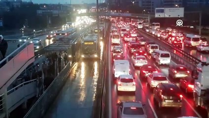 İstanbul'da trafik yoğunluğu yüzde 90'a dayandı. Çile bülbülüm çile...