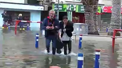Göle dönen sokakta vatandaşlar düşe kalka yürüdü. İzmir’deki selin boyutu gündüz ortaya çıktı