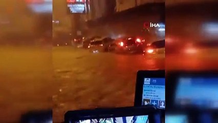 Halk otobüsünü su bastı. Sağanak fena vurdu