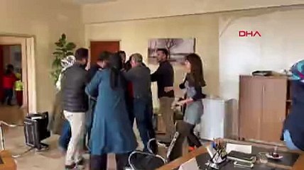 Öğretmenler Gününde öğrenci yakınları okulu bastı  müdür ve öğretmenleri darp etti
