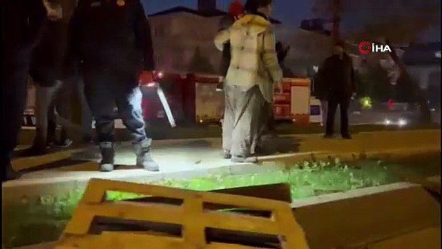 Lastiği patlayan kamyonet devrildi