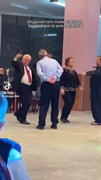 Bildikleri Rakkas şarkısıyla oynarken birden son dönem Bellydancing çalınca omuzları düşen amcalar