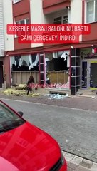 Bir kadın keserle bastığı masaj salonunun camlarını kırdı