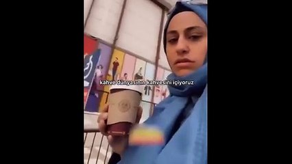 Farklı bir Starbucks protestosu daha. Eline aldığı kahveyle Starbucks'ın önünden geçti