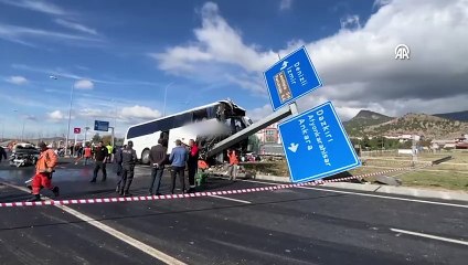 Taylandlı turistleri taşıyan otobüsle otomobil çarpıştı: 30 yaralı
