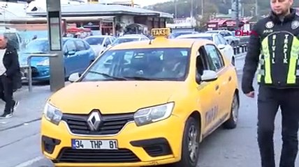 Emniyet kemeri takmayıp telefonla konuşurken polise yakalanan taksici: Şimdi müşteri aldım