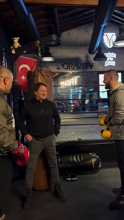 Kaya Çilingiroğlu spor diye kendini yumruklattı. Hülya Avşar dayanamadı