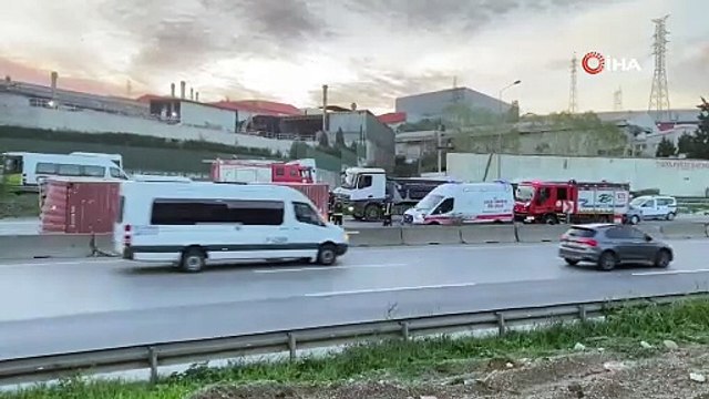 Seyir halindeki tırın üzerinden konteyner yola düştü