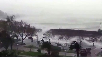 Zonguldak’ta metrelerce yükselen dalgalar gemiyi ortadan ikiye böldü