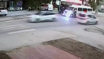Denetimden kaçan sürücü gaza bastı polis araçta asılı kaldı