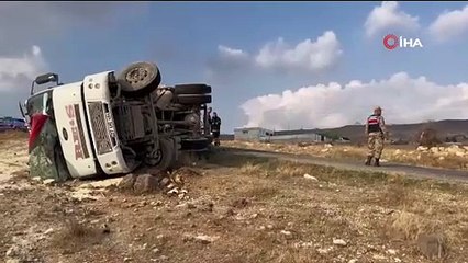 Kilis’te kum yüklü kamyon devrildi: 1 yaralı