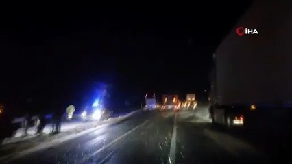 Kar ve tipi bastırdı. Araçlar yolda kaldı