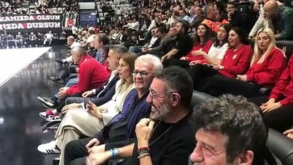 Beşiktaş'ın basketbol takımının maçına giden Hakan Altun'a taraftarlardan sürpriz: "Hani bekleyecektin bir ömür boyu..."