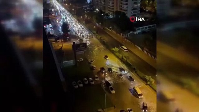 Mersin'de yıldırım düşme anı cep telefonu kameralarına yansıdı