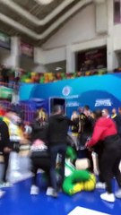 Basketbol maçında 'Konyalım yürü' şarkısı ortalığı gerdi, Kavga çıktı. Bu kez de Kurtlar Vadisi müziği başladı. Maskot yere düştü