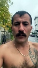 "Kahrolsun feminist kadınlar" diyerek video çektiği esnada bir kadın çantasıyla kafasına vurdu