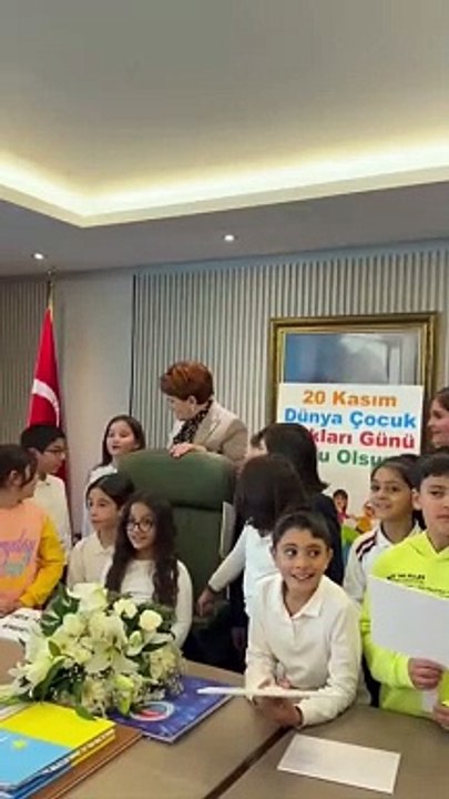 İYİ Parti Genel Başkanı Meral Akşener makamında ağırladığı çocuklarla Andımızı okudu