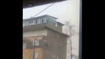 Çıkma çatı Zonguldak'taki fırtınada böyle parçalandı