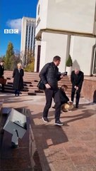 Avusturya Devlet Başkanı Moldova Cumhurbaşkanı'nın köpeğini severken ısırıldı